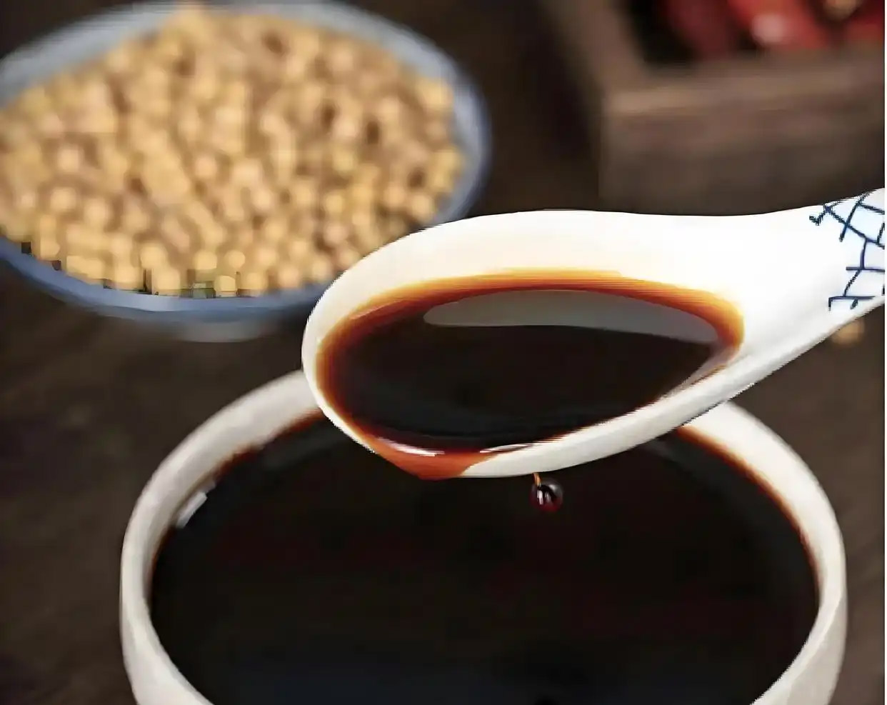 酱油是什么做的?美食秘诀大揭秘:常见原料与酿造门道全揭晓!