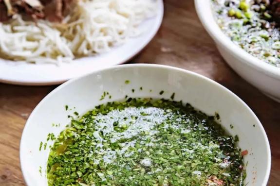 学会这8款快手酱汁,水煮菜也能吃出花